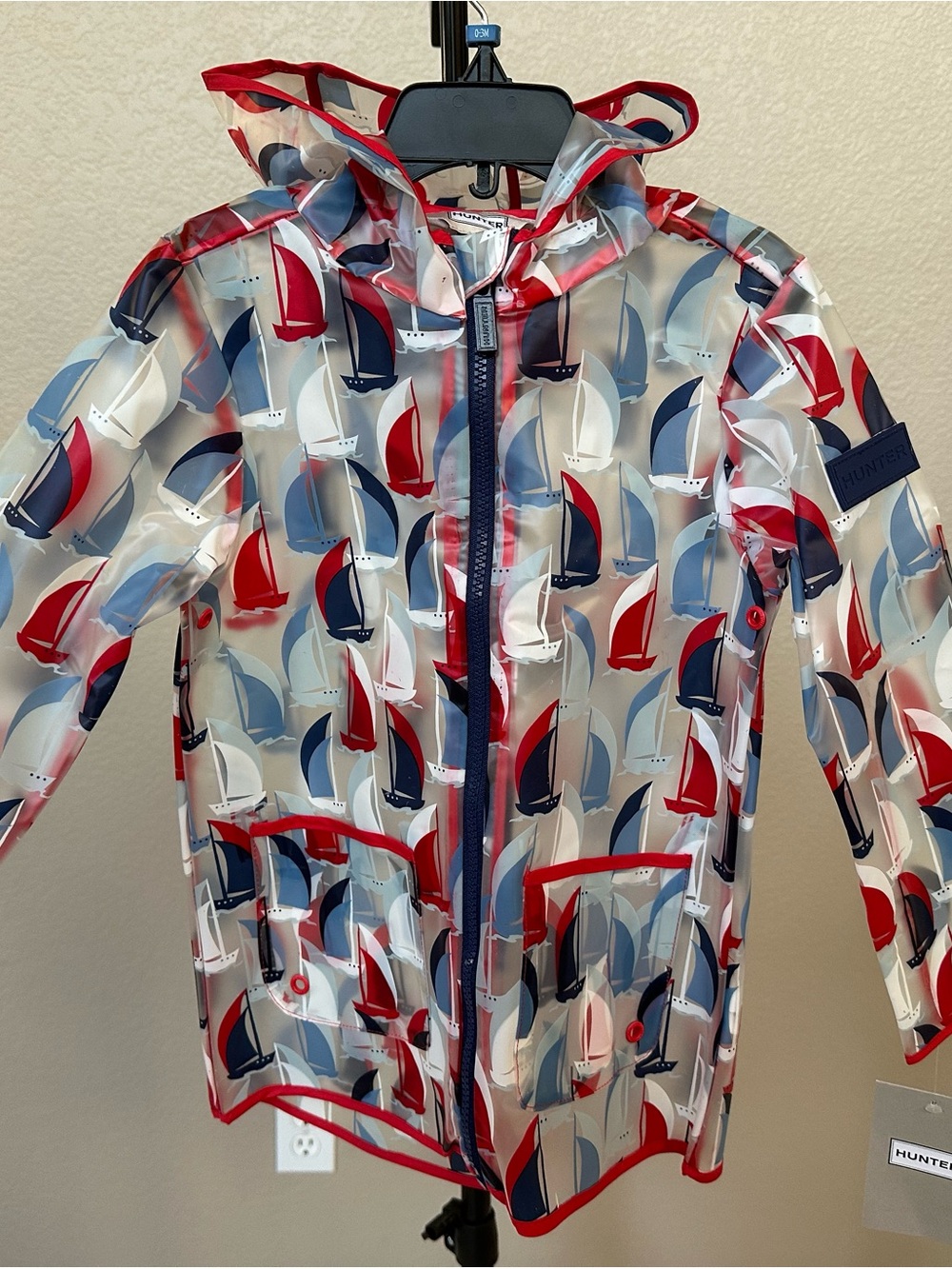HUNTER Boys Full Zip Hooded
Raincoat Red,White & Blue Sailboats.
NWT-Size 3Т